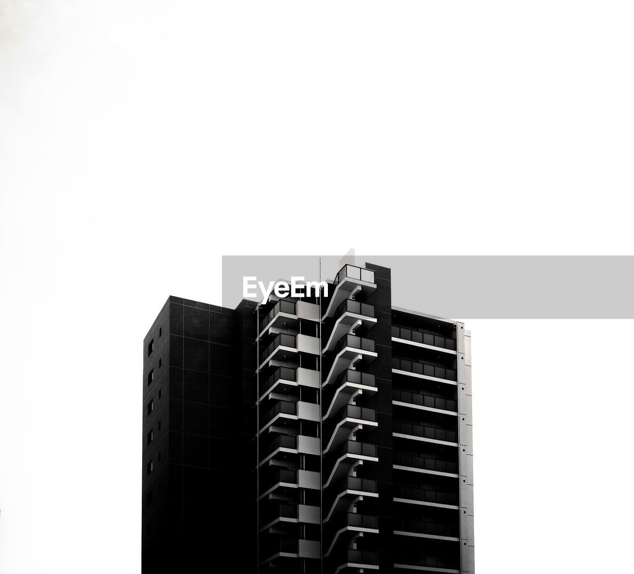 LOW ANGLE VIEW OF MODERN BUILDING AGAINST SKY