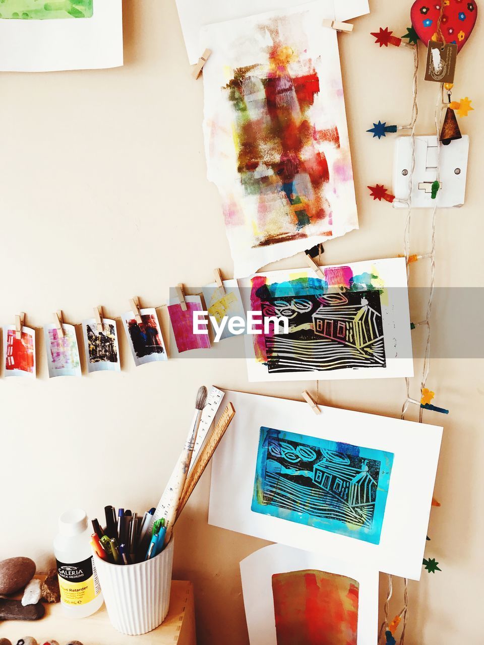 HIGH ANGLE VIEW OF PAINTBRUSHES IN BOX ON TABLE