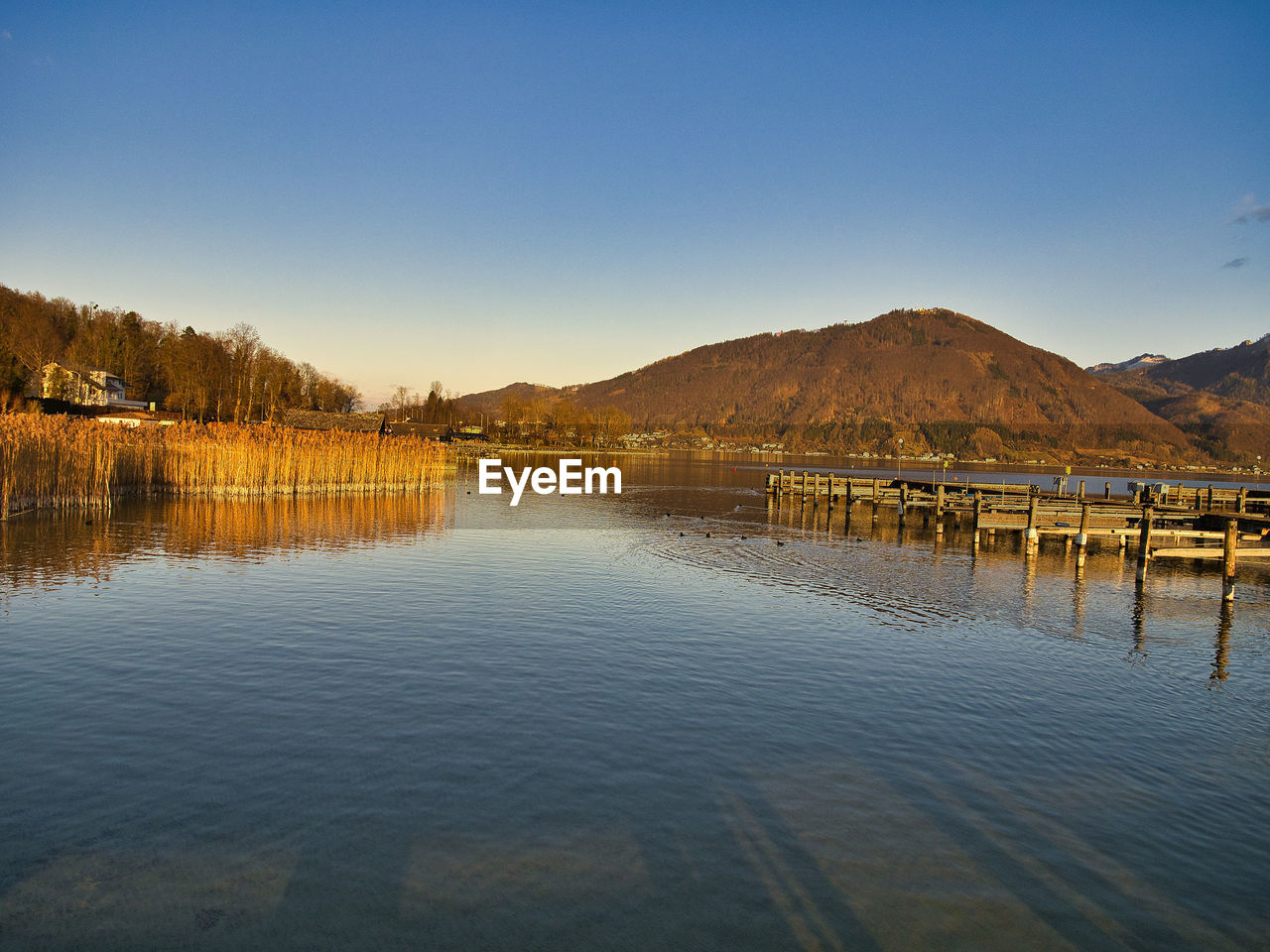 SCENIC VIEW OF LAKE BY MOUNTAINS AGAINST CLEAR BLUE SKY