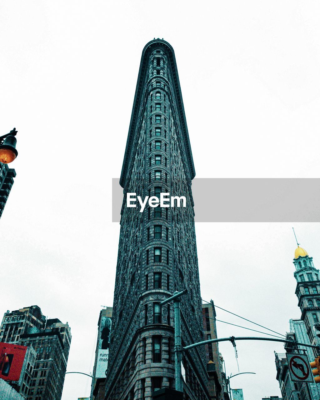 LOW ANGLE VIEW OF MODERN BUILDINGS AGAINST SKY IN CITY