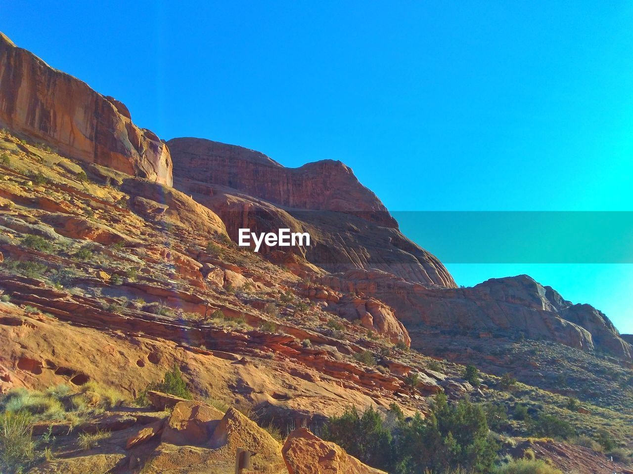 SCENIC VIEW OF MOUNTAIN RANGE AGAINST CLEAR BLUE SKY