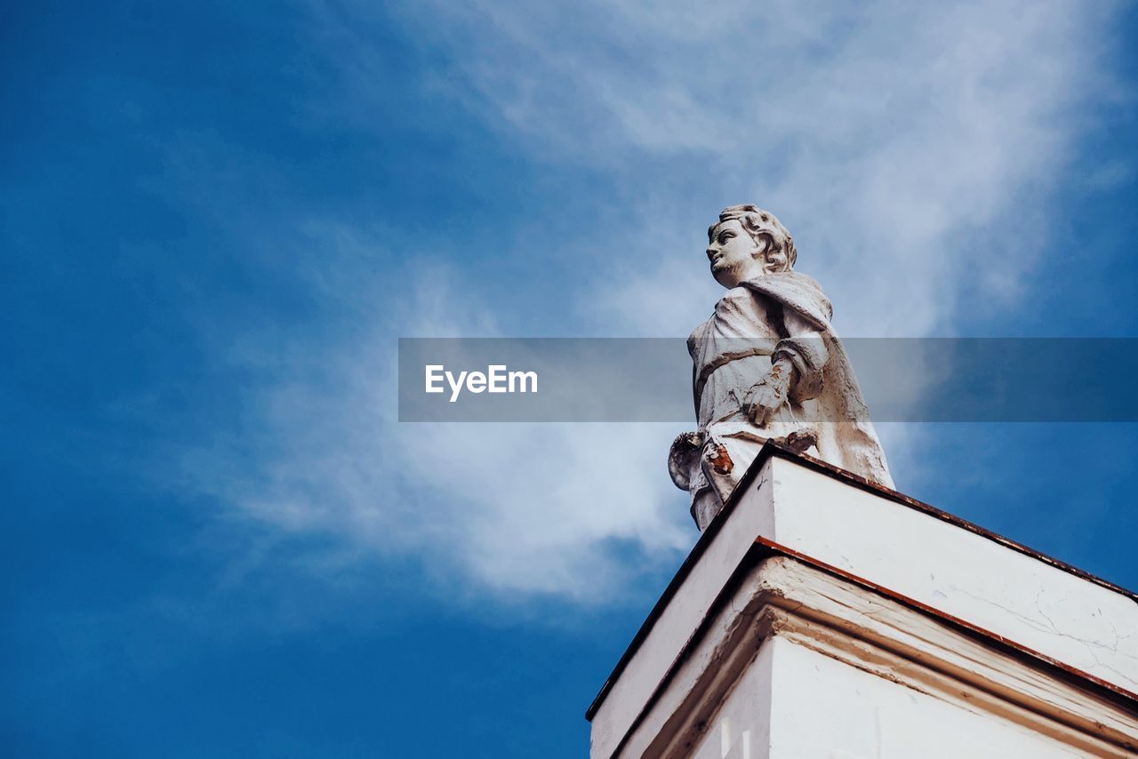 LOW ANGLE VIEW OF STATUE OF BUILDING AGAINST SKY