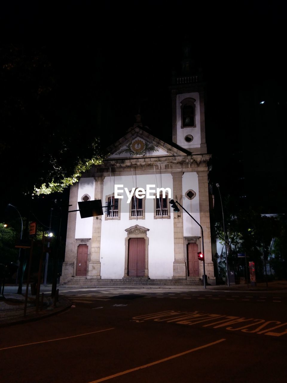 VIEW OF ILLUMINATED BUILDING AT NIGHT