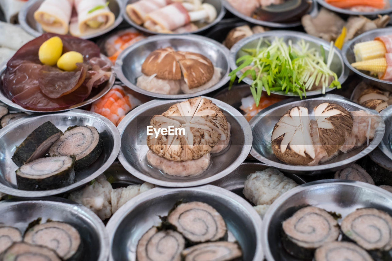 HIGH ANGLE VIEW OF FOOD IN CONTAINER ON TABLE