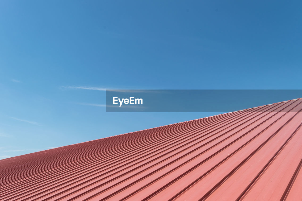 LOW ANGLE VIEW OF ROOF AND BUILDING AGAINST SKY