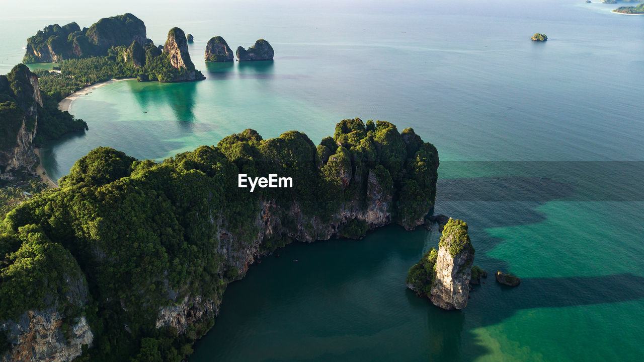 HIGH ANGLE VIEW OF ROCKS ON SEA