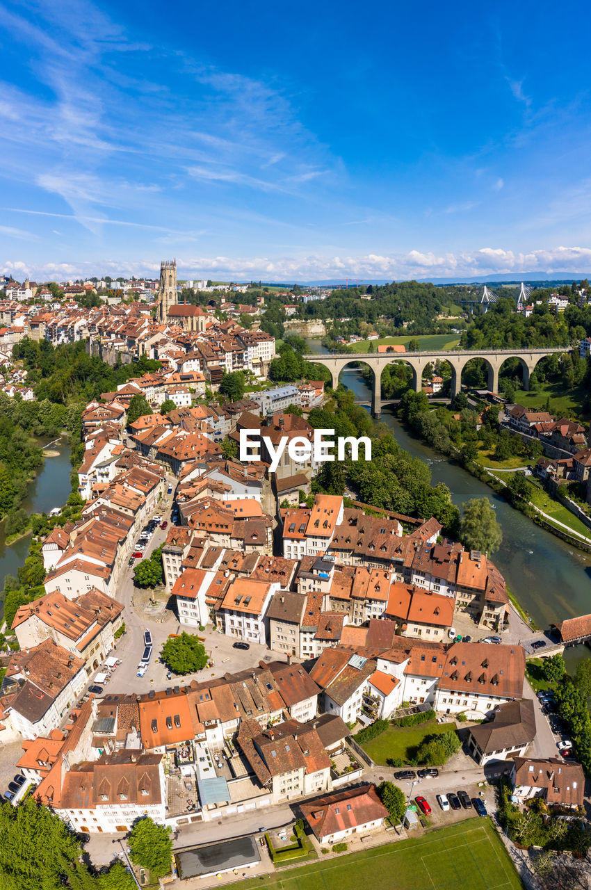 HIGH ANGLE VIEW OF TOWNSCAPE AGAINST SKY IN CITY