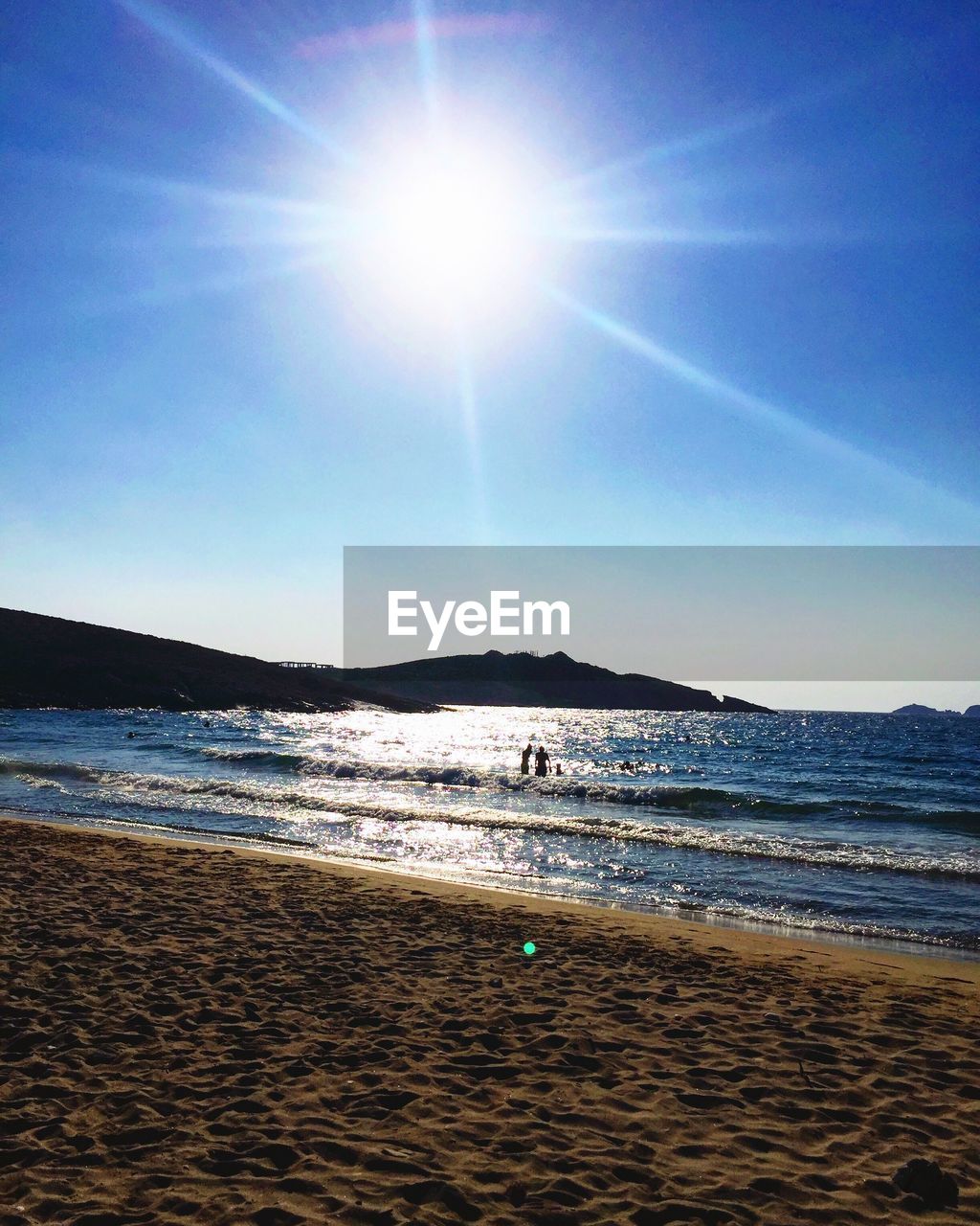 SCENIC VIEW OF BEACH ON SUNNY DAY