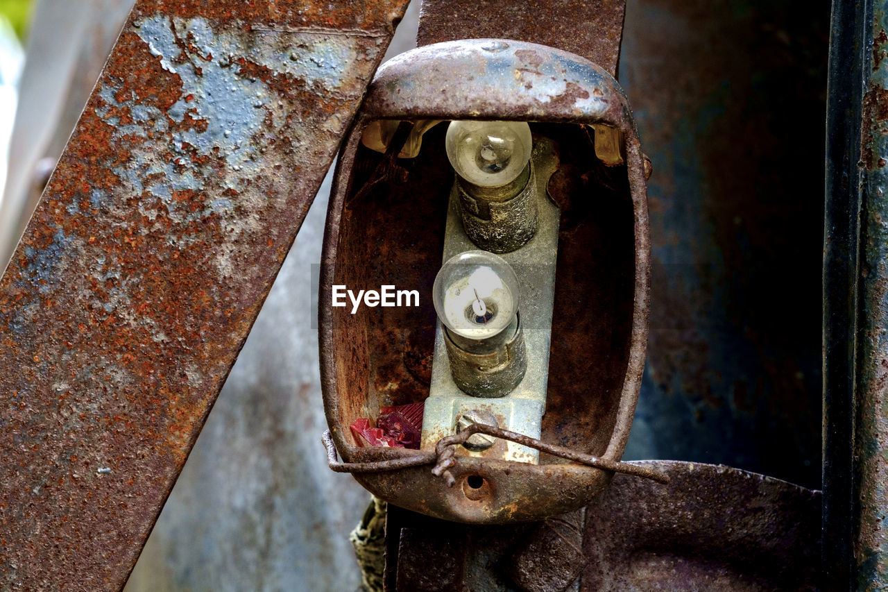 CLOSE-UP OF OLD RUSTY MACHINE