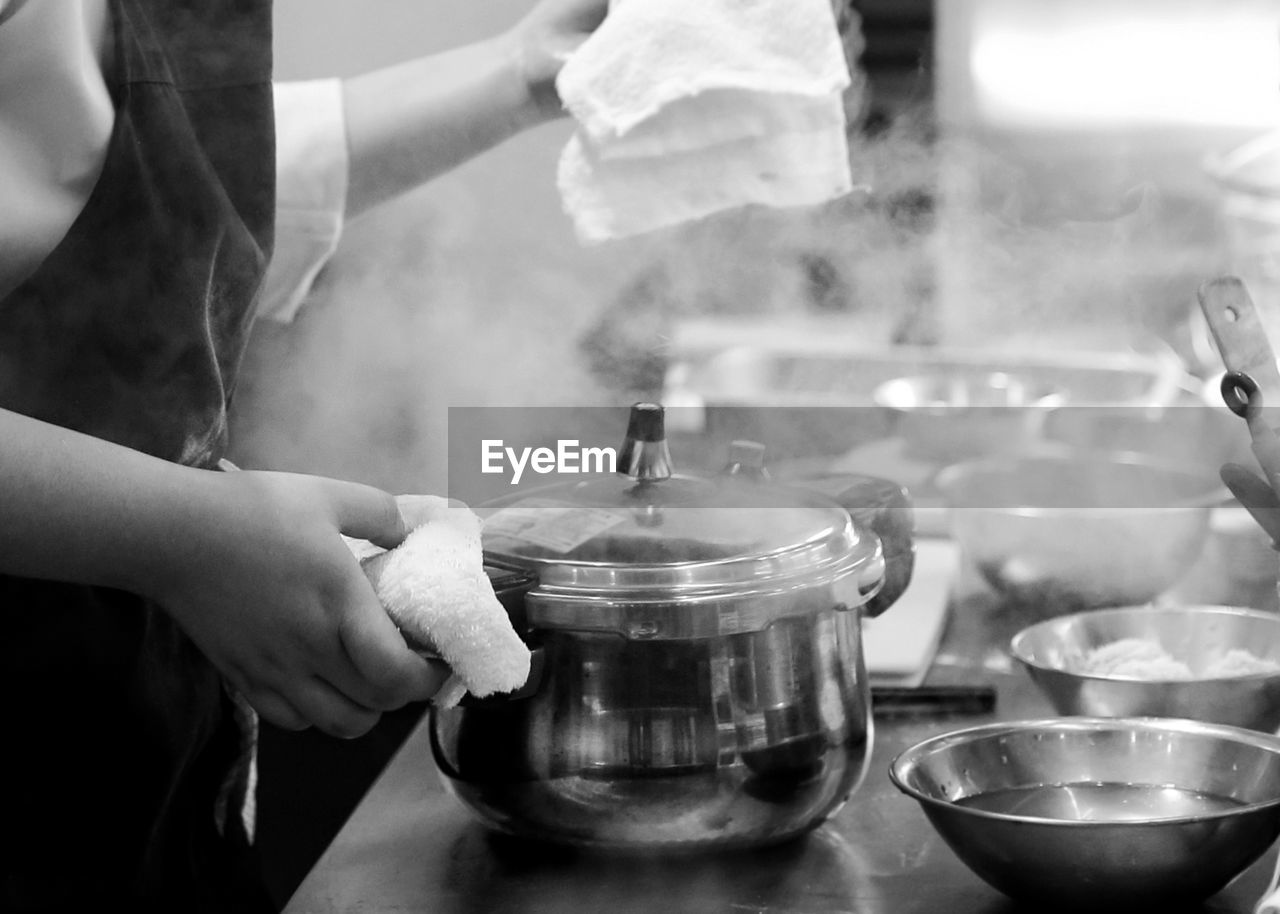 CLOSE-UP OF PERSON PREPARING FOOD