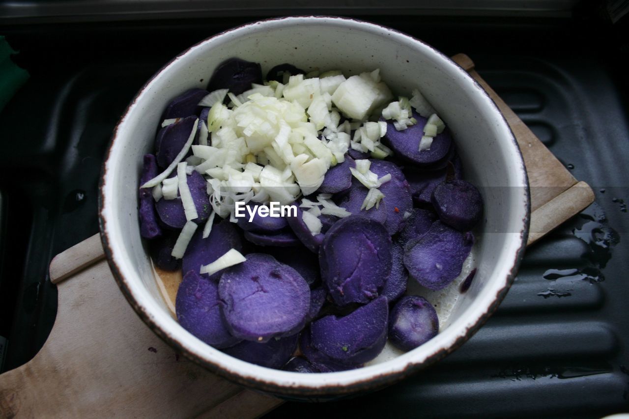 HIGH ANGLE VIEW OF FOOD IN CONTAINER