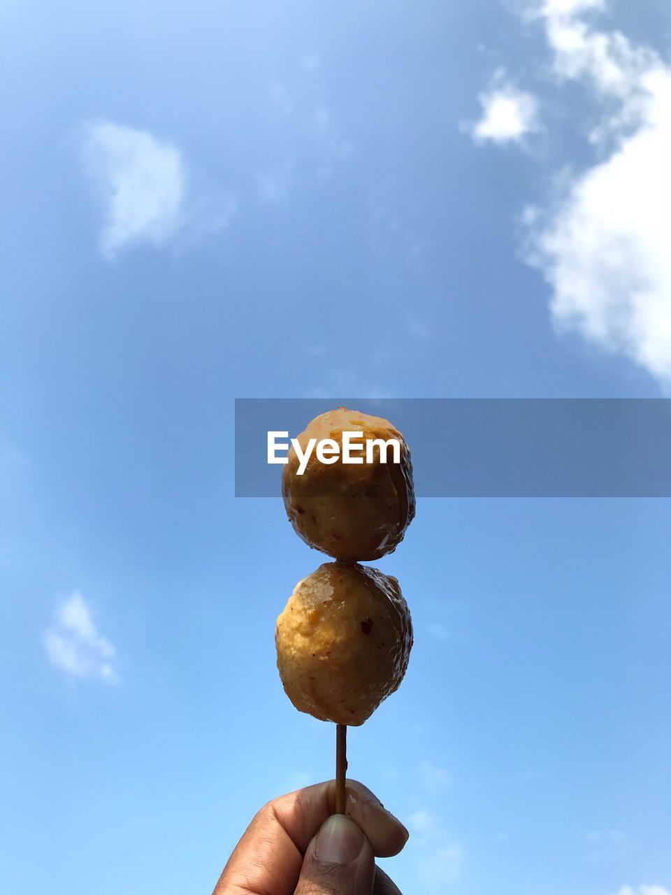 PERSON HOLDING ICE CREAM