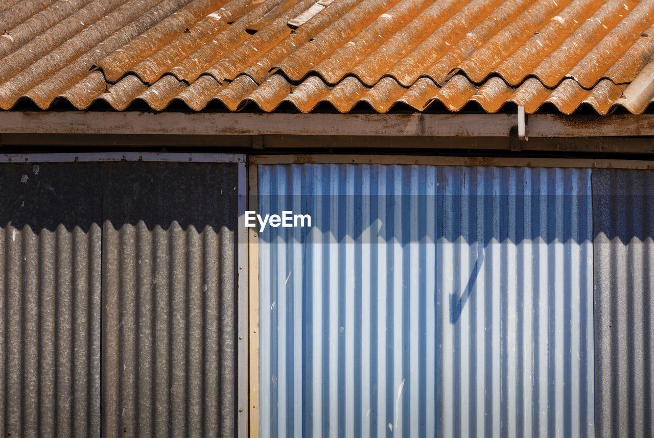 FULL FRAME SHOT OF BUILDING WITH ROOF