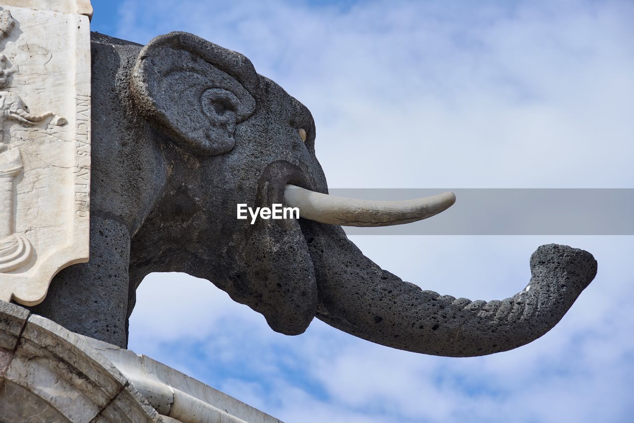 LOW ANGLE VIEW OF STATUES AGAINST SKY