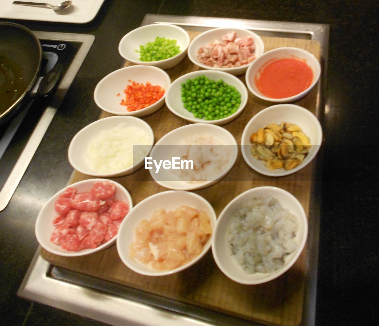 HIGH ANGLE VIEW OF FOOD IN PLATE ON TABLE