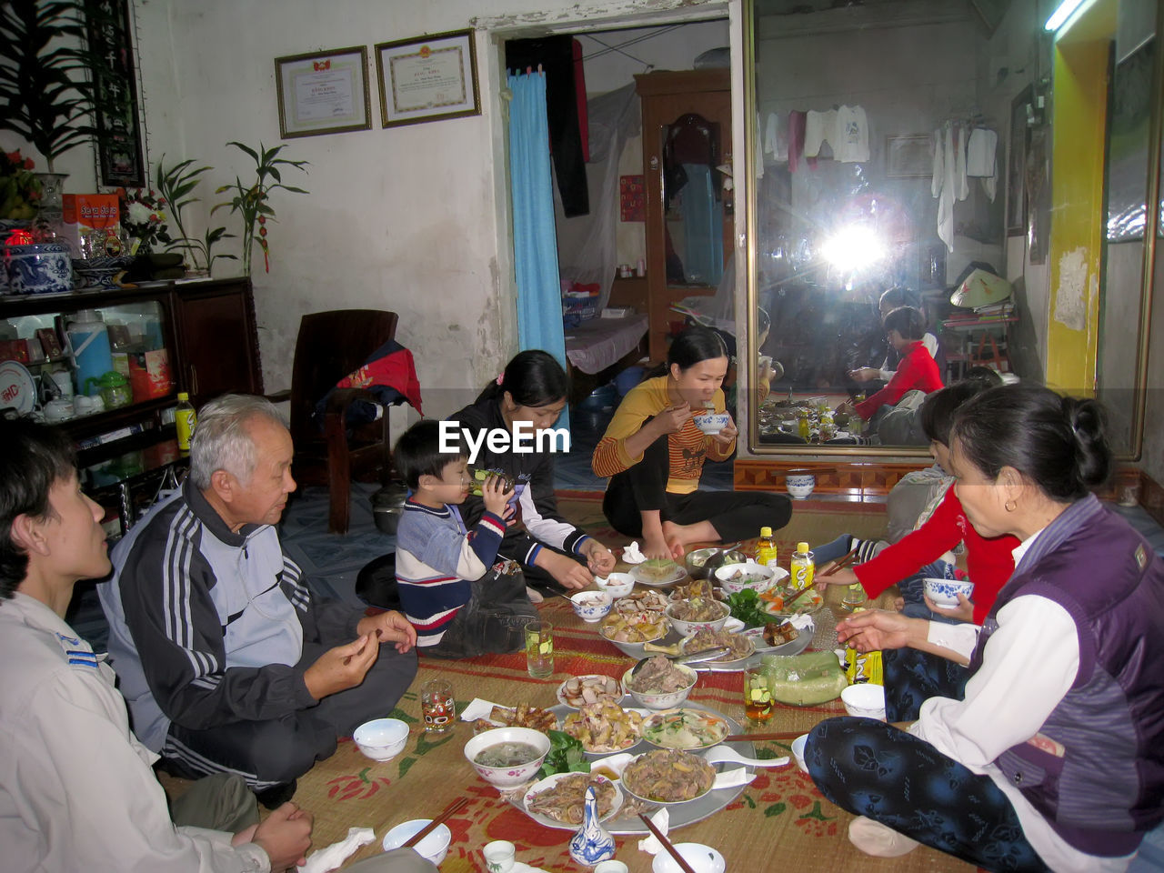 PEOPLE SITTING IN RESTAURANT