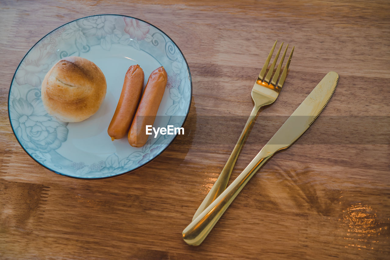 HIGH ANGLE VIEW OF BREAKFAST SERVED IN PLATE