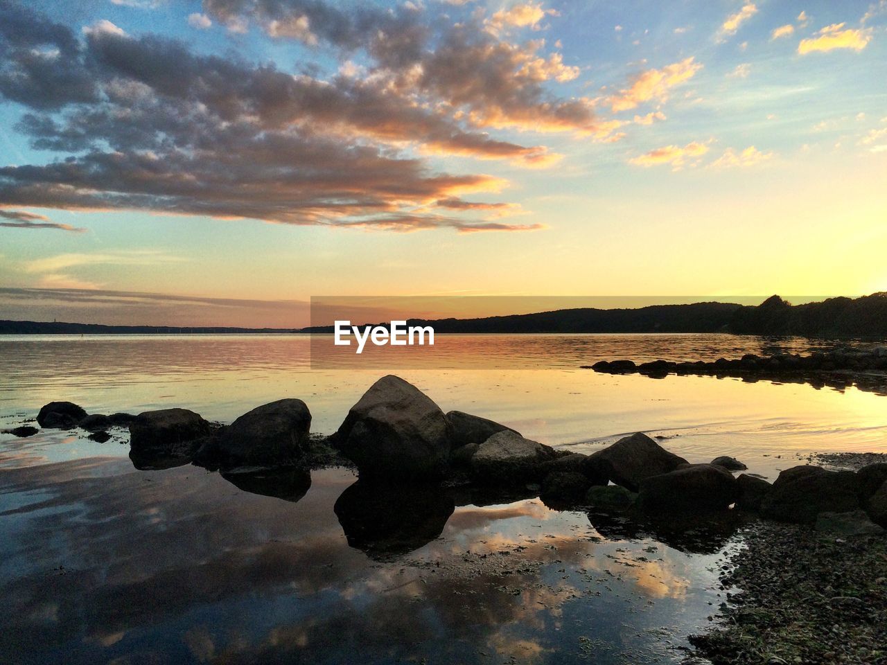 SCENIC VIEW OF SEA AGAINST SKY AT SUNSET