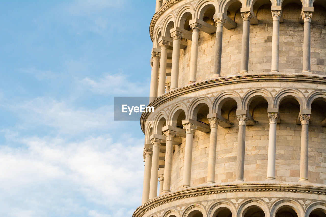 Leaning tower of pisa against sky