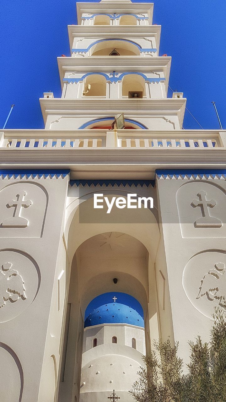 LOW ANGLE VIEW OF BUILDING AGAINST CLEAR SKY