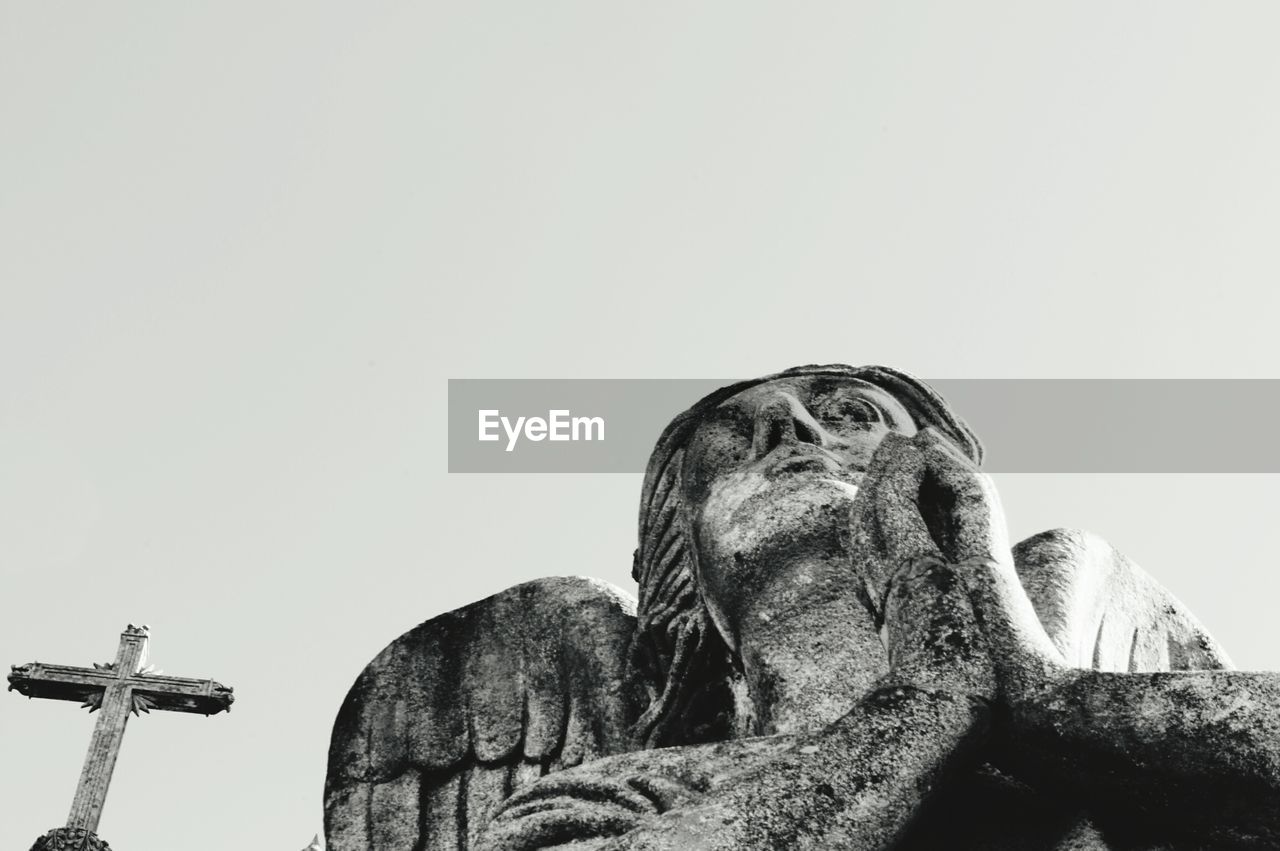 LOW ANGLE VIEW OF STATUE OF LIBERTY AGAINST SKY