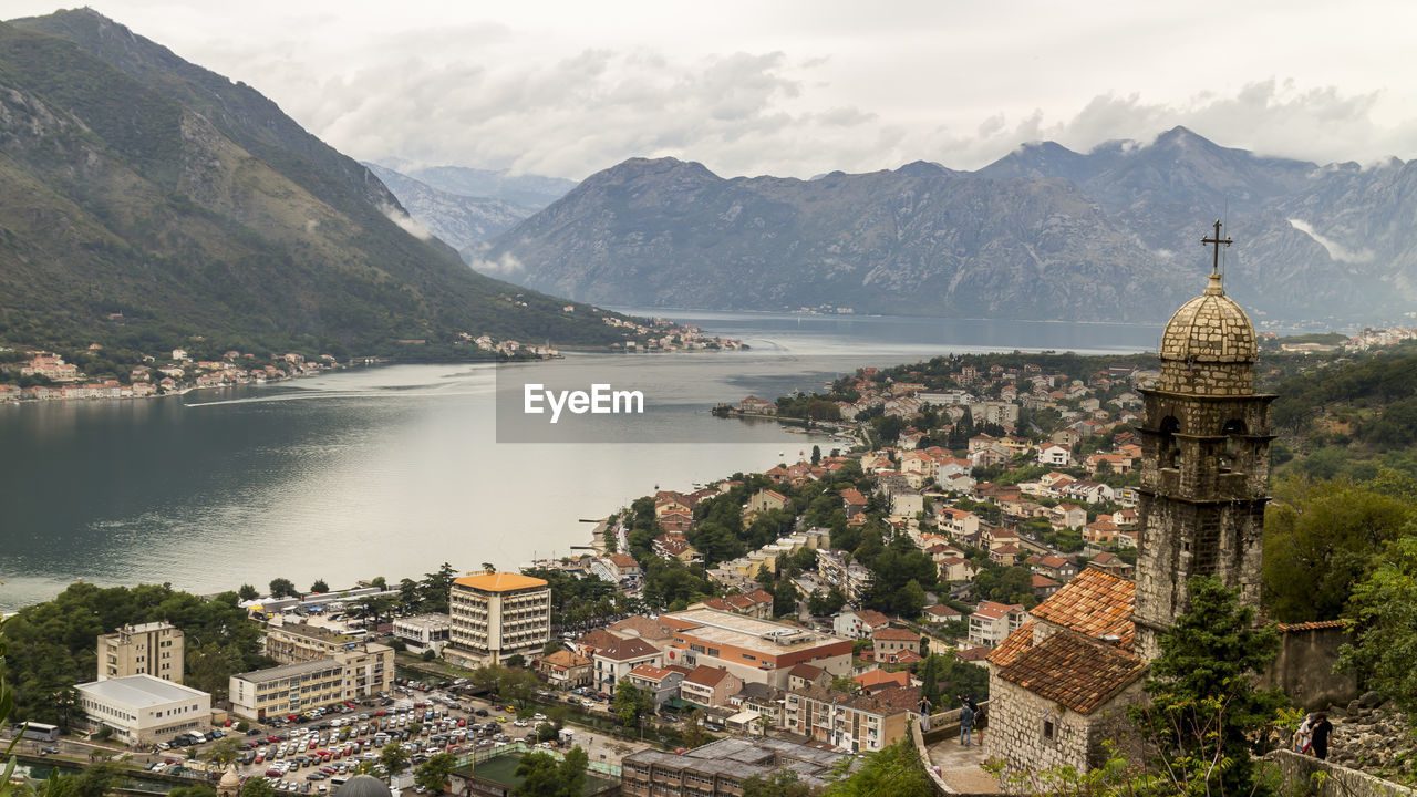 VIEW OF CITY AT WATERFRONT