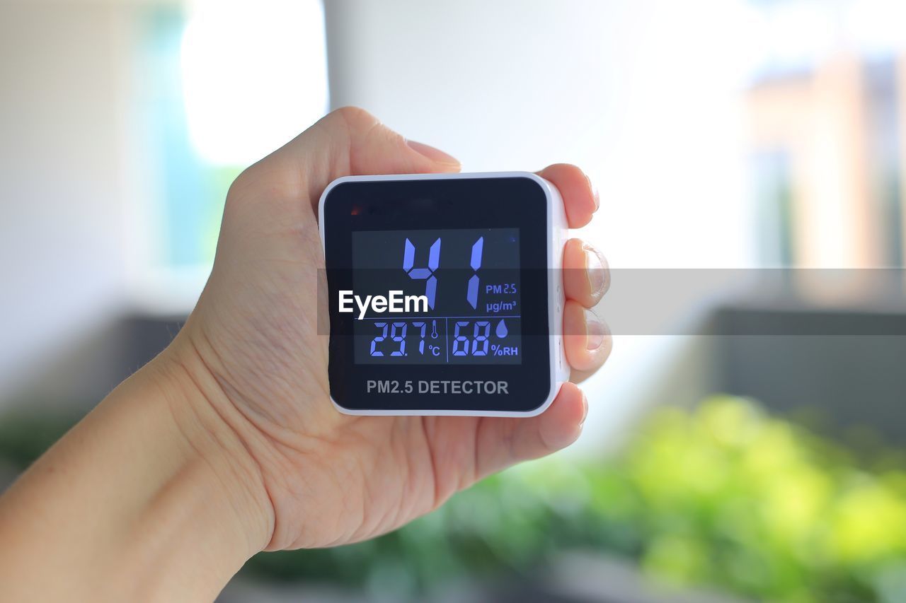 CLOSE-UP OF HAND HOLDING SMART PHONE