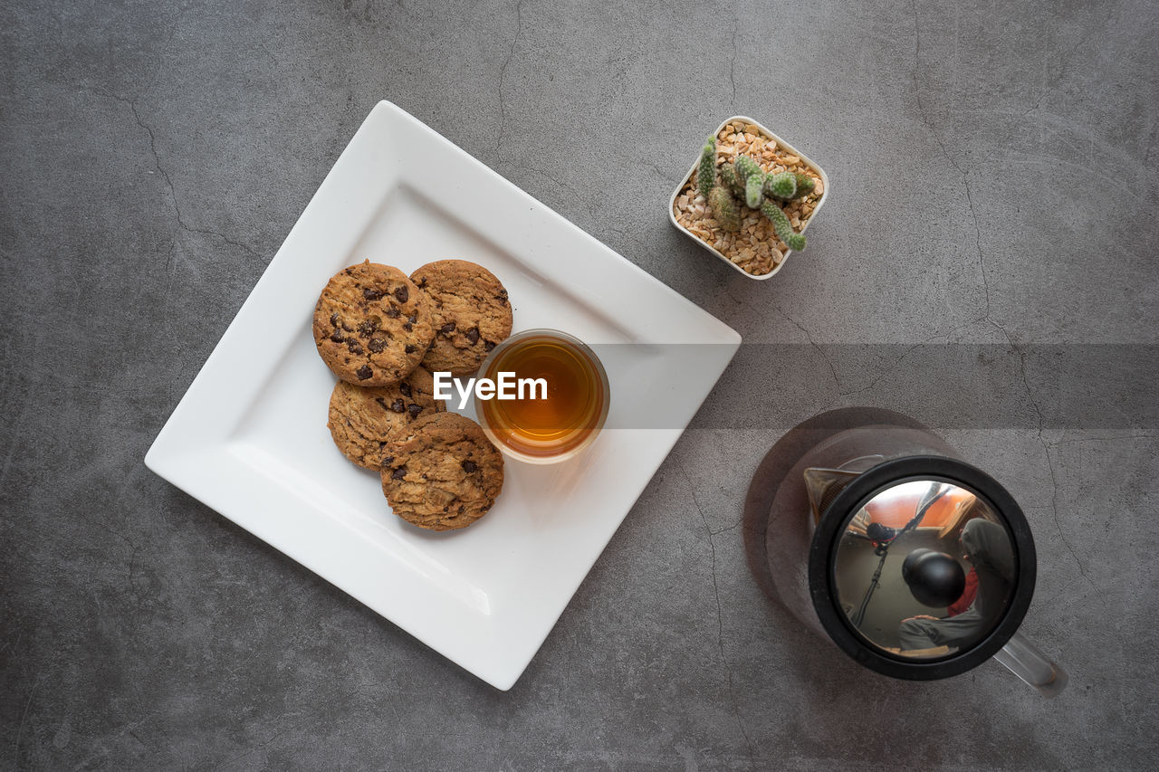 HIGH ANGLE VIEW OF SERVING FOOD IN PLATE