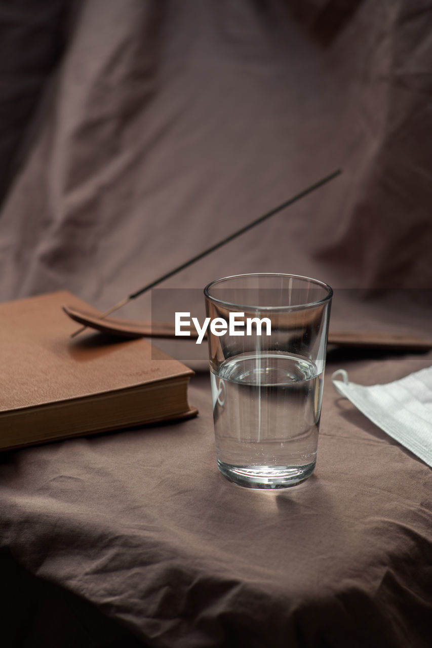 CLOSE-UP OF BEER ON TABLE