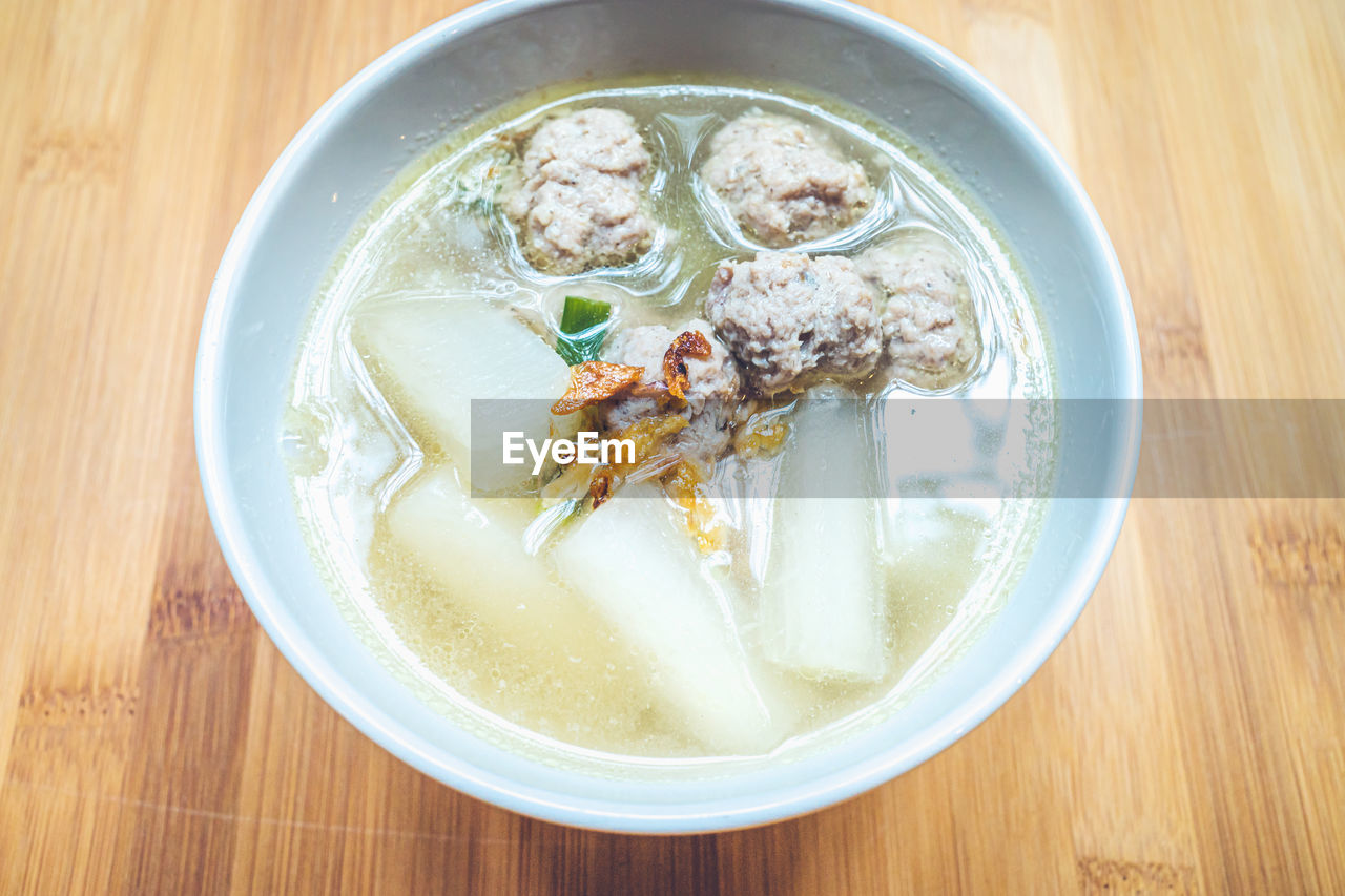 DIRECTLY ABOVE SHOT OF SOUP IN BOWL ON TABLE