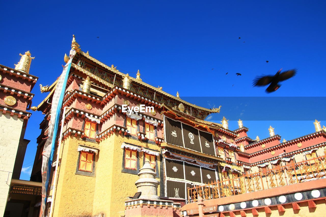 LOW ANGLE VIEW OF A BUILDING AGAINST SKY