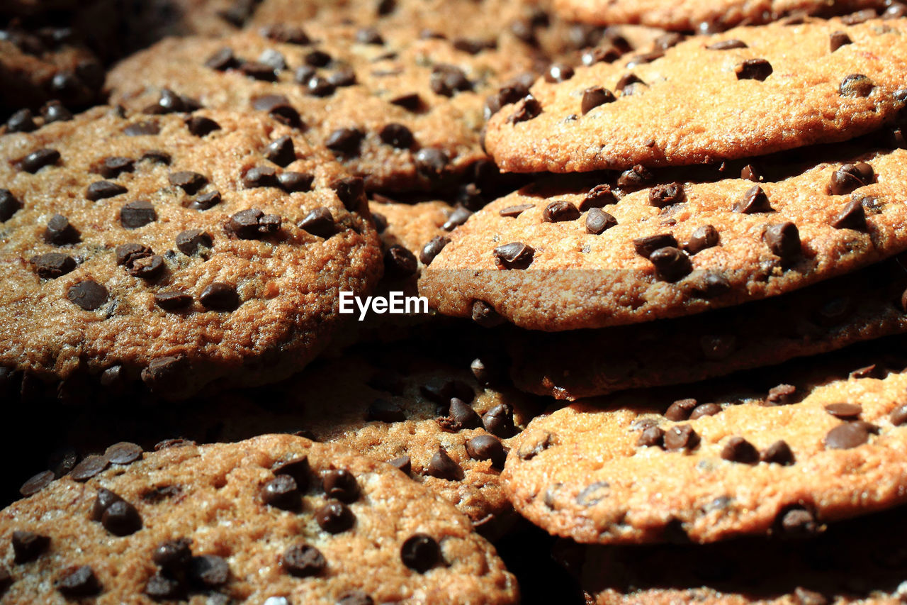 CLOSE-UP OF CHOCOLATE ON COOKIES