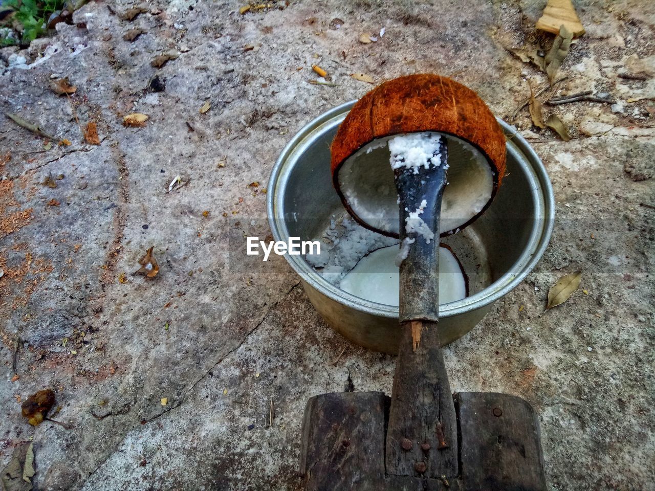 HIGH ANGLE VIEW OF OLD RUSTY METAL ON WALL
