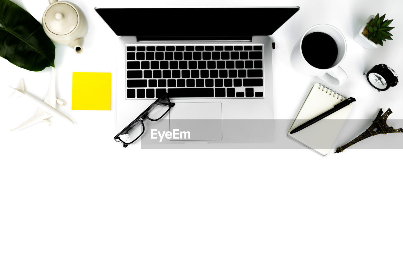 HIGH ANGLE VIEW OF COFFEE CUP ON TABLE AT HOME