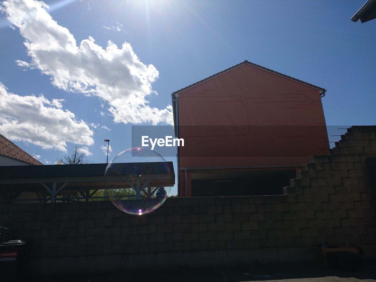 LOW ANGLE VIEW OF BUILT STRUCTURE AGAINST SKY