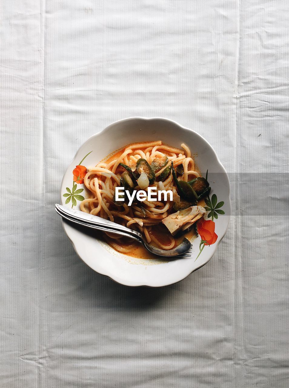 HIGH ANGLE VIEW OF FOOD ON TABLE