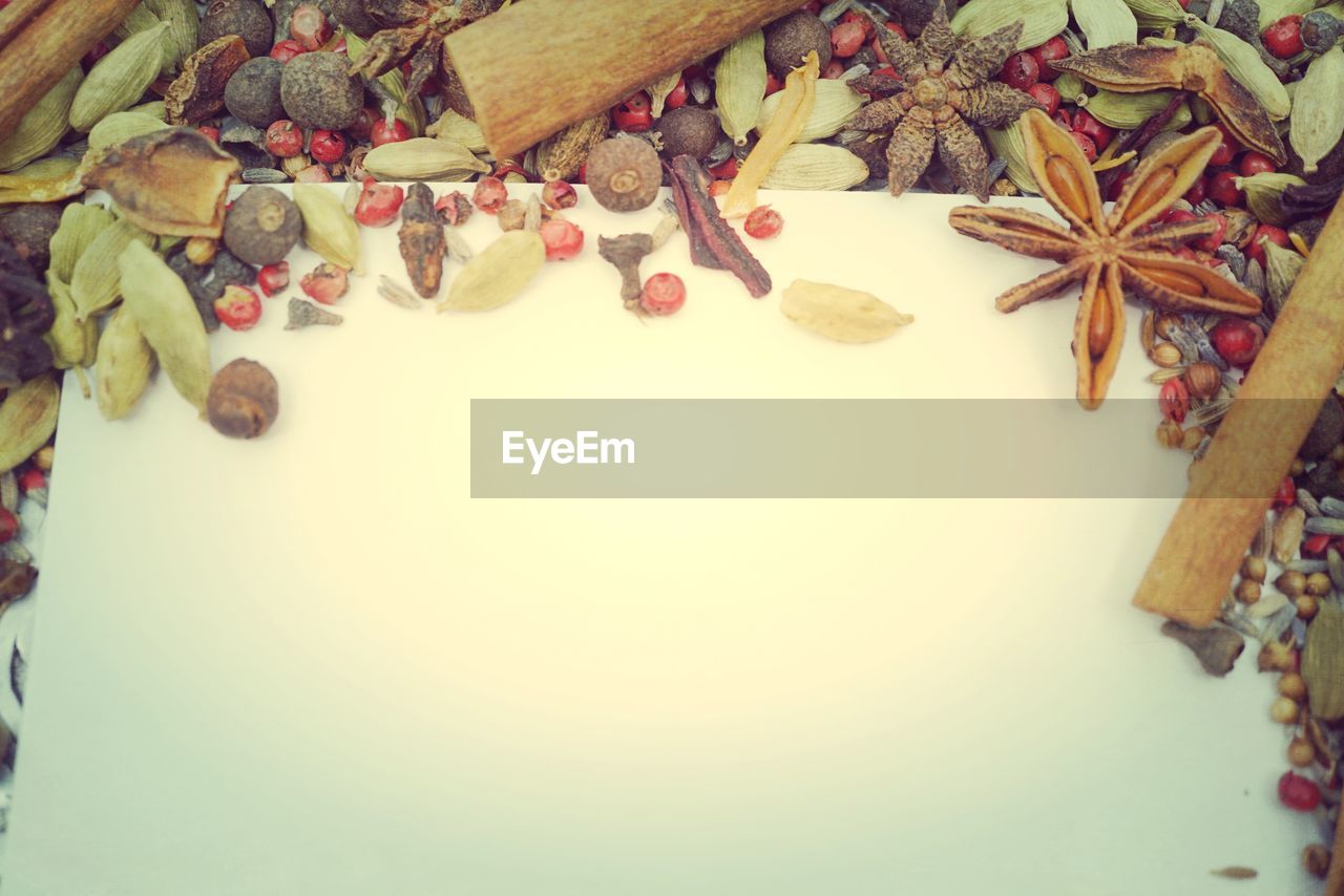 HIGH ANGLE VIEW OF VEGETABLES ON TABLE