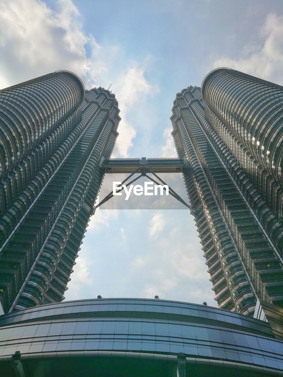 LOW ANGLE VIEW OF BUILDINGS AGAINST SKY