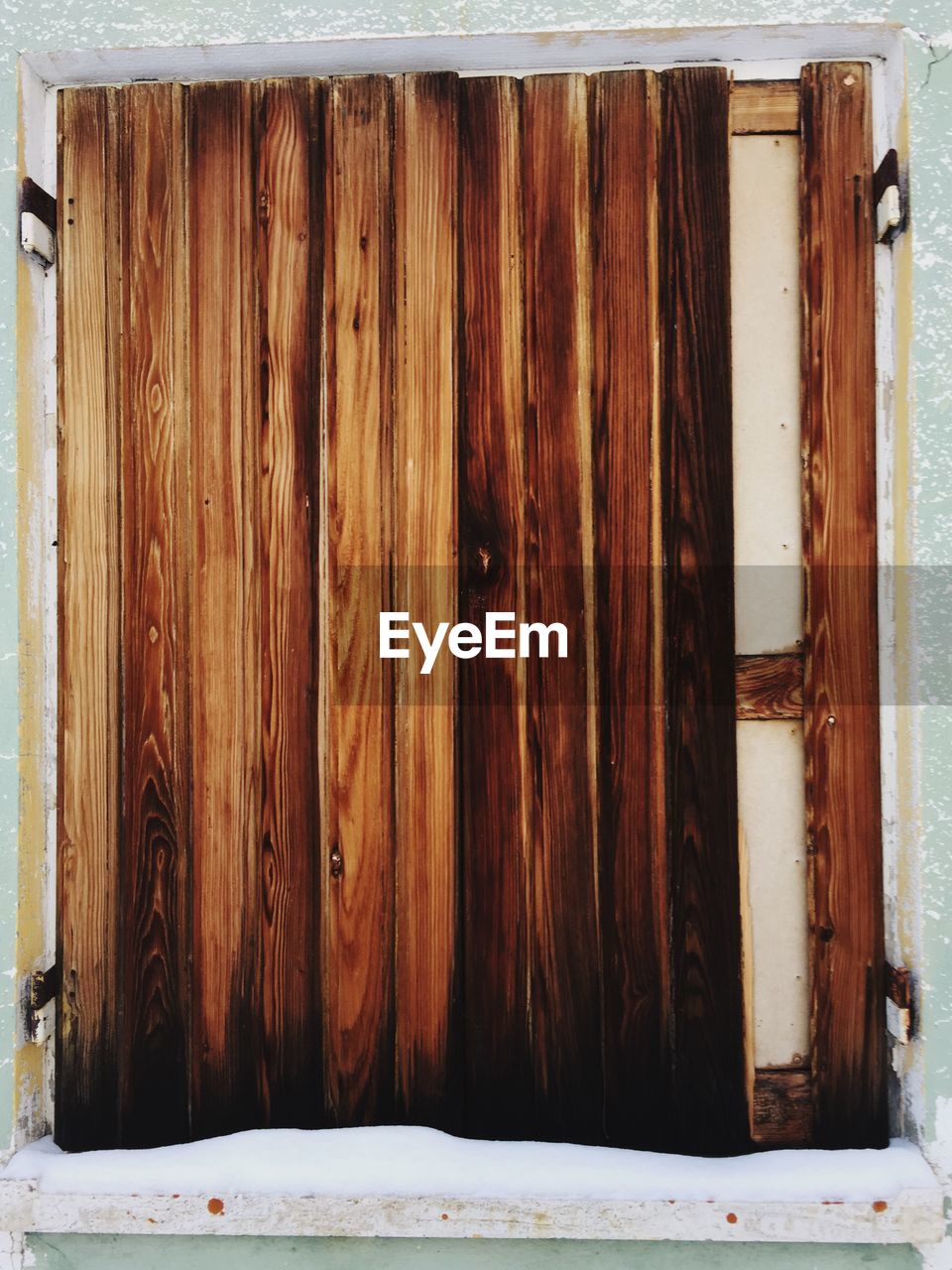 CLOSE-UP OF RUSTY DOOR WITH HANDLE