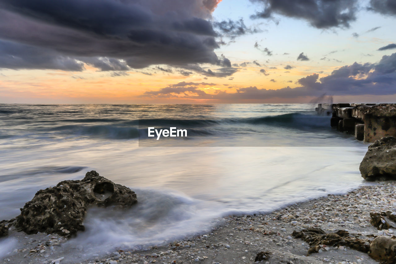 SCENIC VIEW OF SEA AGAINST SUNSET SKY
