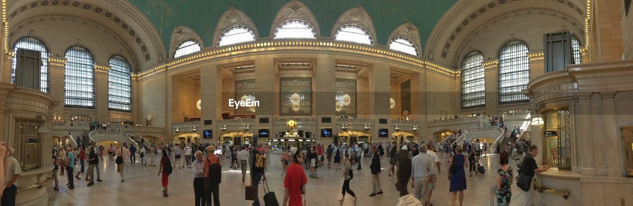 PANORAMIC VIEW OF PEOPLE WALKING IN CENTRAL STATION