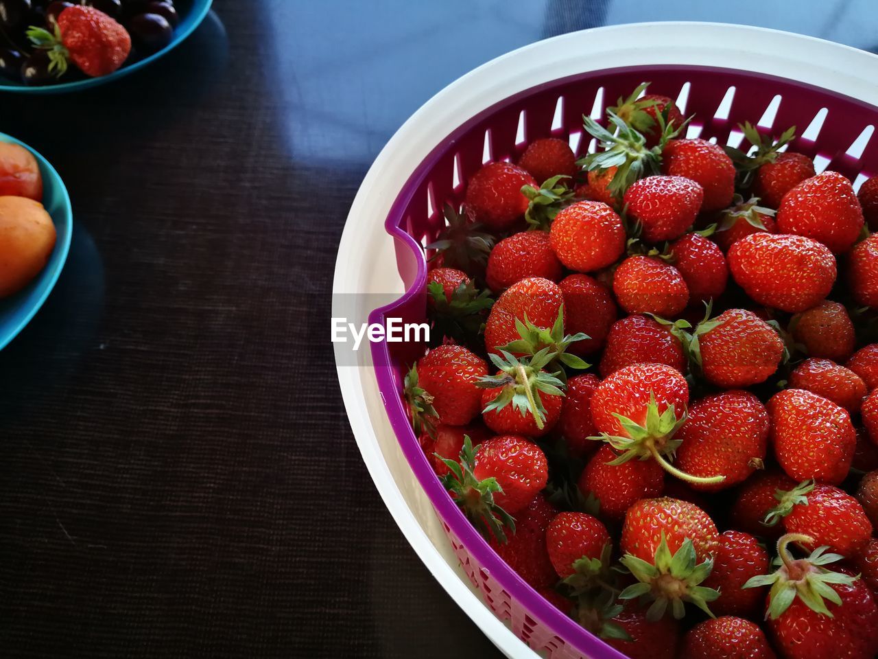 HIGH ANGLE VIEW OF STRAWBERRIES IN BOWL