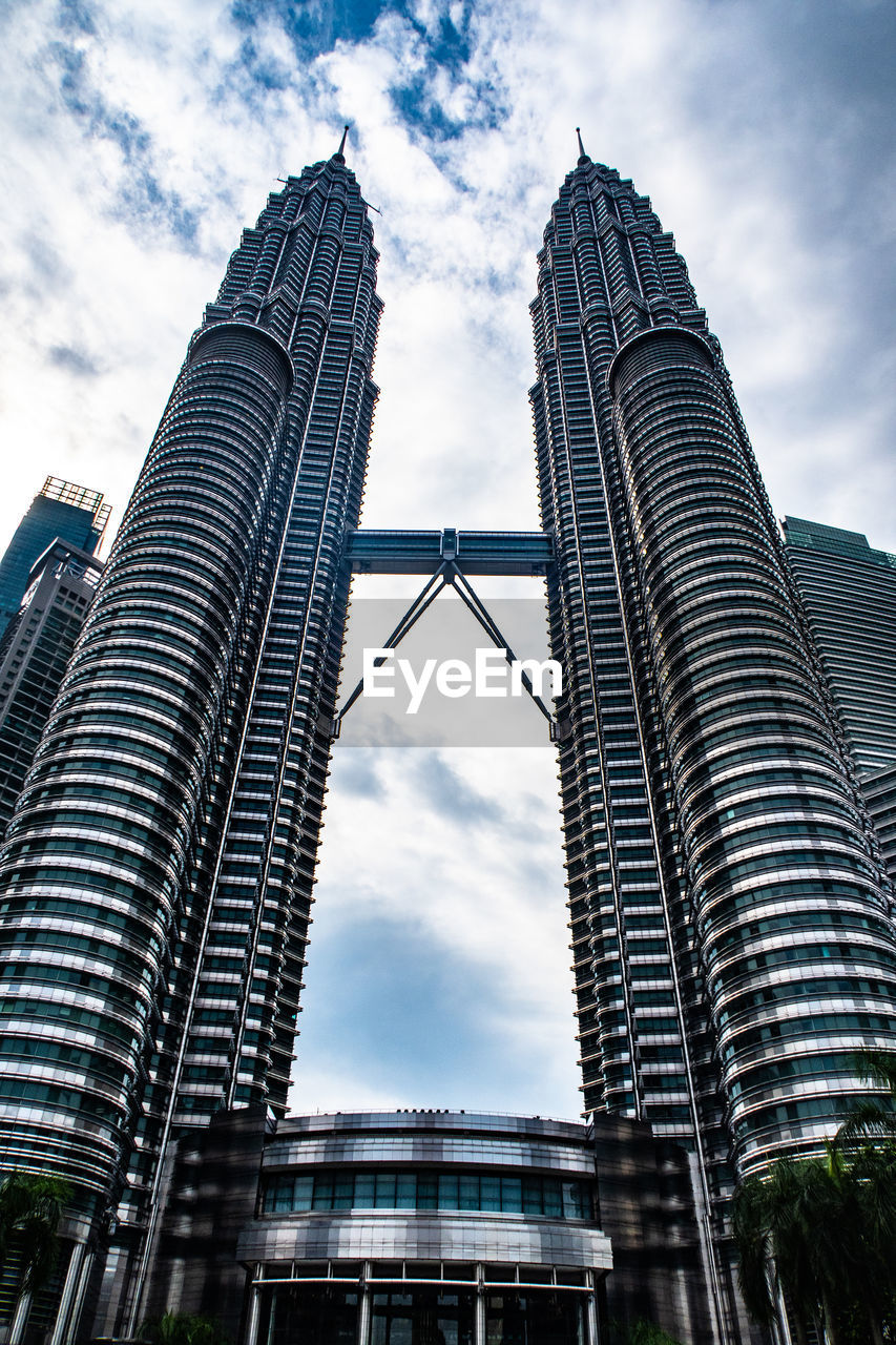 LOW ANGLE VIEW OF BUILDINGS AGAINST SKY