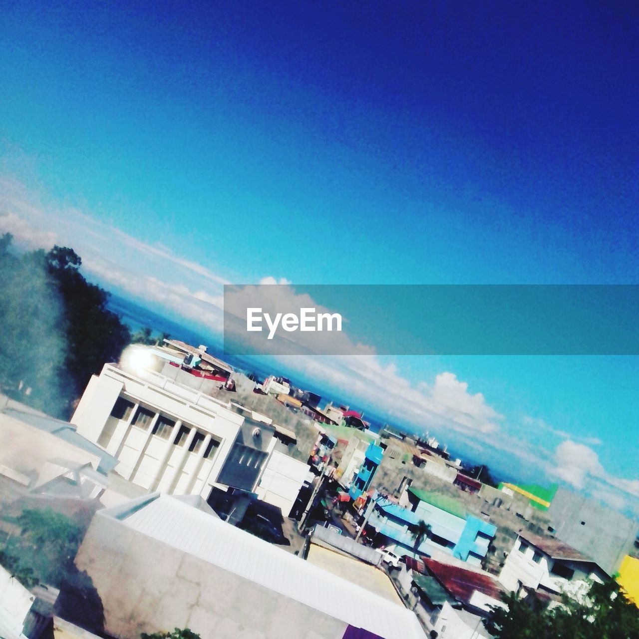 PANORAMIC VIEW OF CITY BY SEA AGAINST SKY