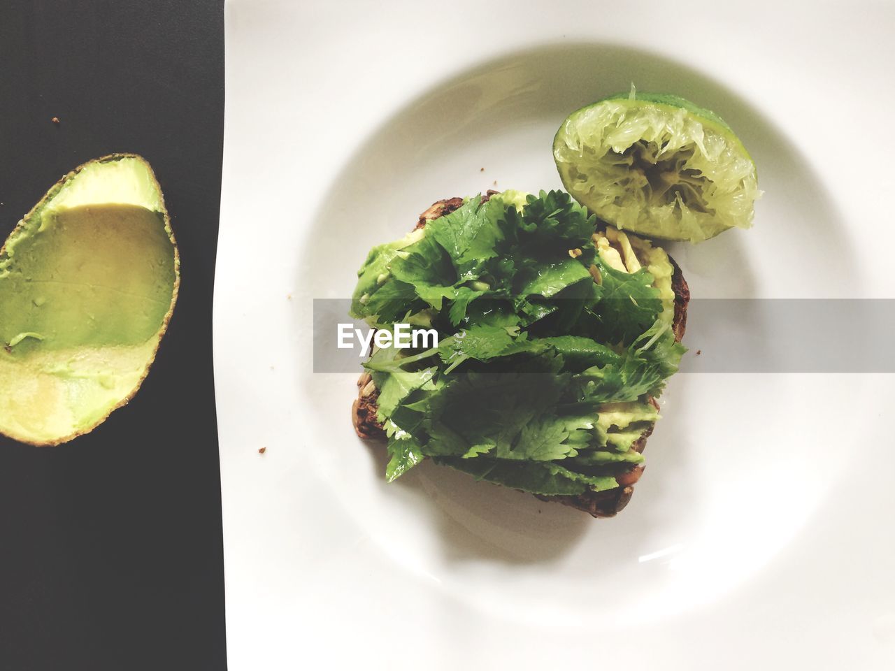 HIGH ANGLE VIEW OF VEGETABLES ON PLATE