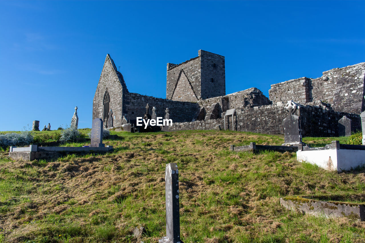 OLD RUIN BUILDING AGAINST BLUE SKY