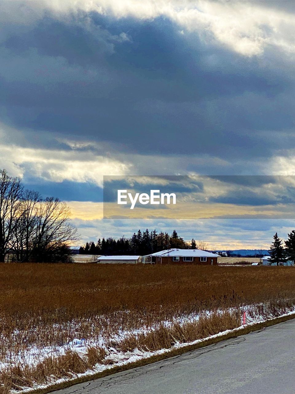 SCENIC VIEW OF SNOW COVERED FIELD AGAINST SKY