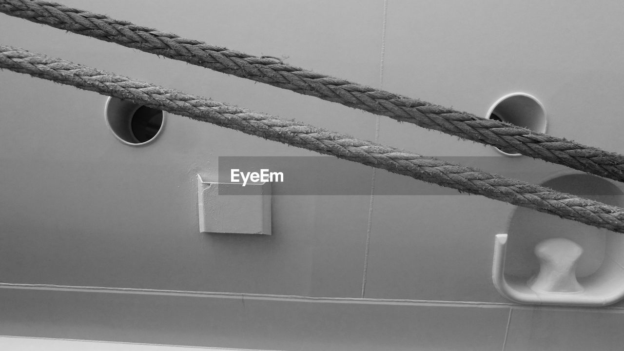 CLOSE-UP OF ROPE TIED UP ON BOAT
