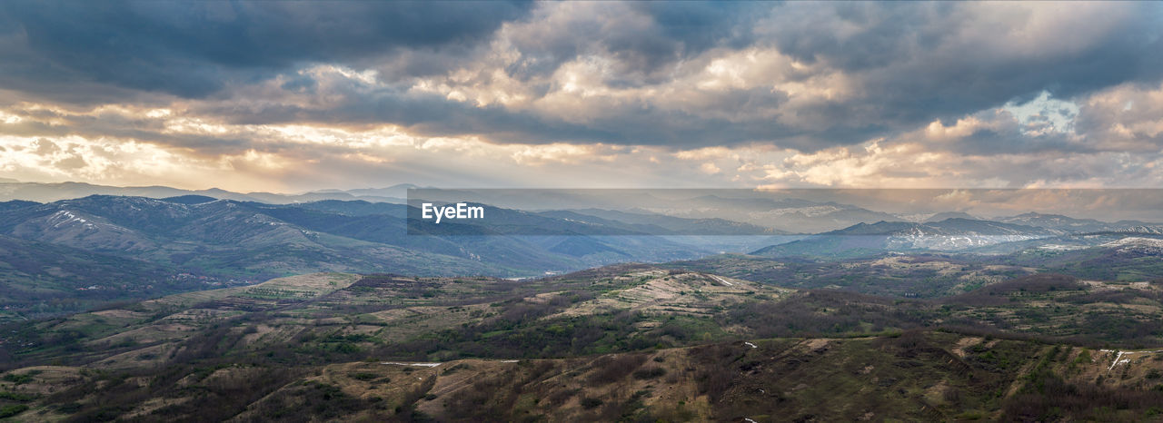 IDYLLIC SHOT OF LANDSCAPE AGAINST SKY