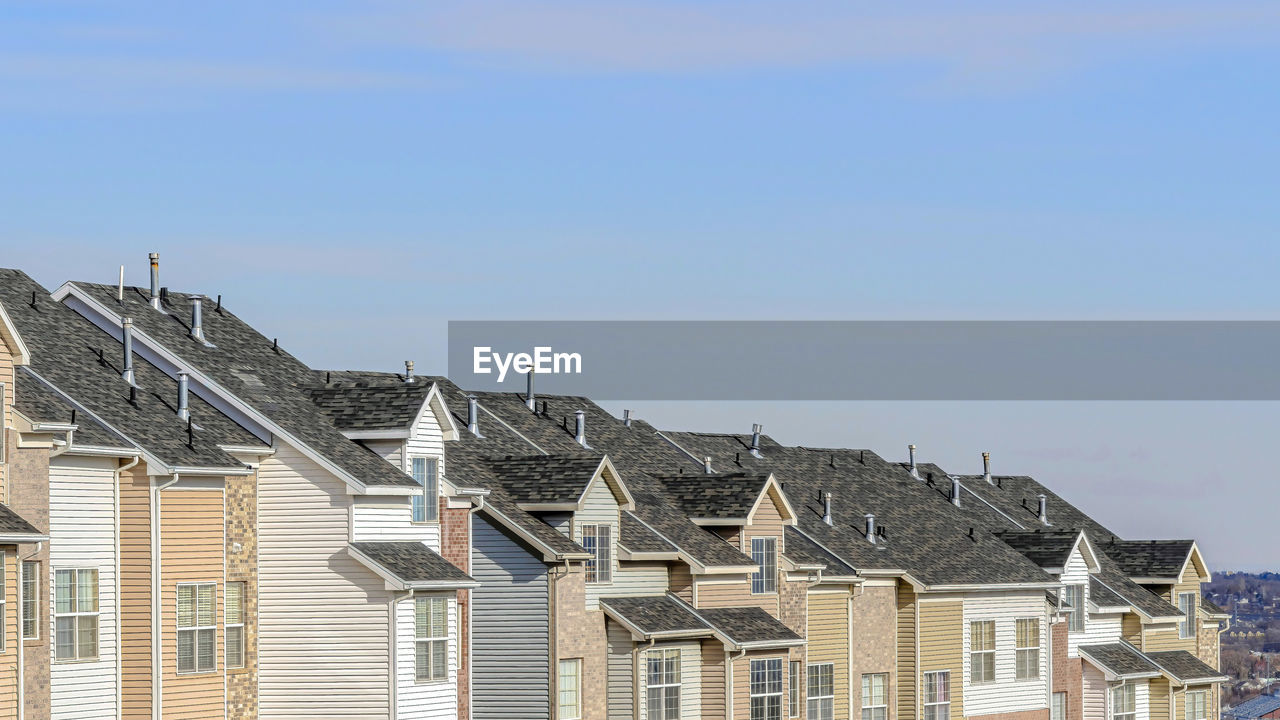 LOW ANGLE VIEW OF BUILDINGS IN CITY AGAINST SKY